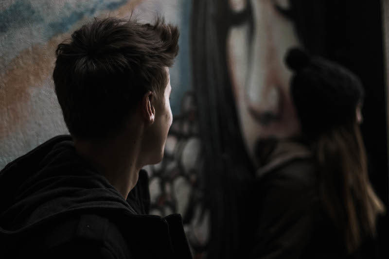 adolescentes de perfil grafitti